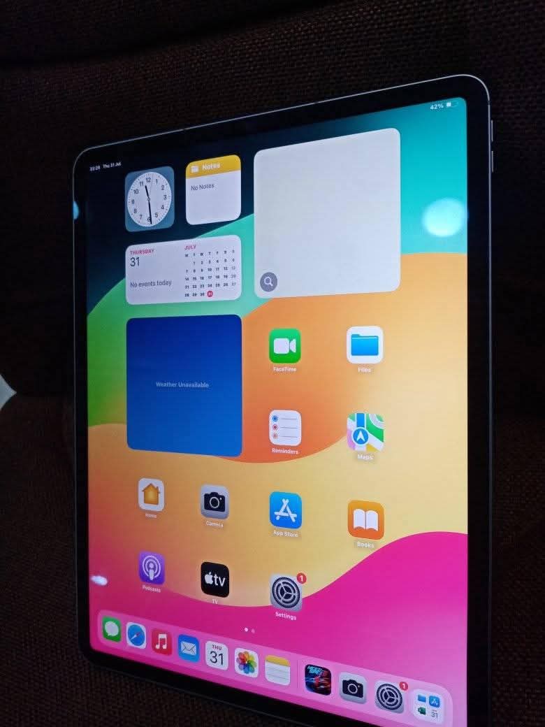 A picture of IPad pro 12 inches 6th generation 2t.b