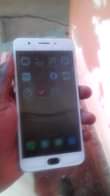 A picture of Oppo f1s with some cracks but working fine