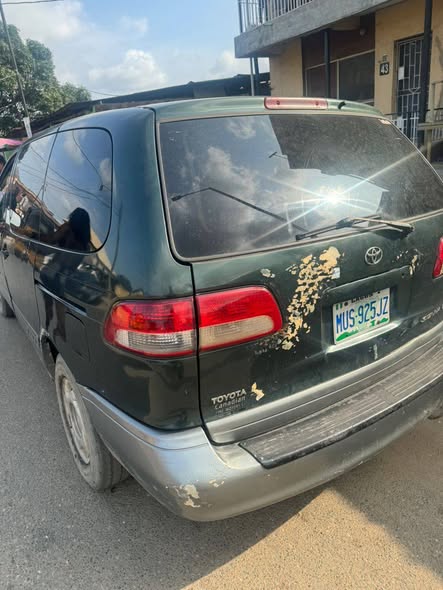 A picture of Toyota Sienna 2002