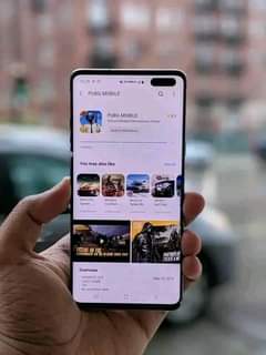 A picture of samung galaxy s10 plus clean as new