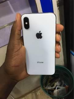 A picture of iPhone X 256gb Face ID at 630k slight crack