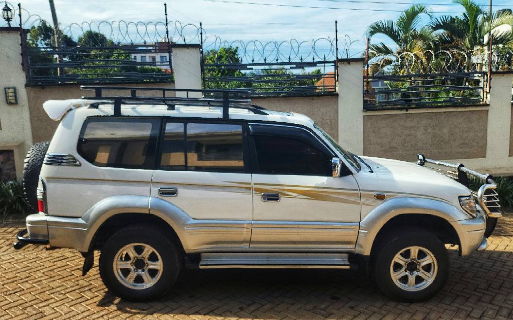 A picture of Expat owned prado in incredible condition