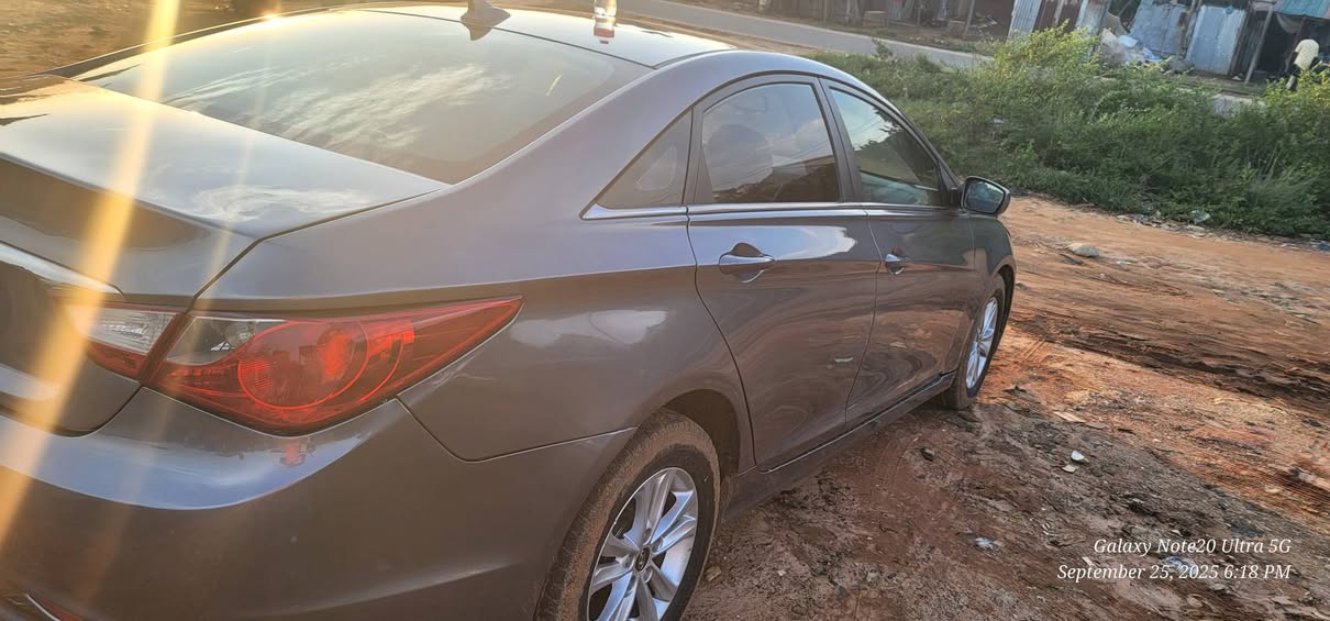 A picture of HYUNDAI SONATA 2013