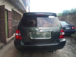 A picture of Slightly used super sharp Toyota Highlander 2004 model Prize 3