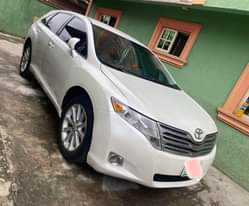 A picture of Toyota Venza 2010 first body