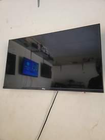 A picture of 32 inches digital tv frameless
