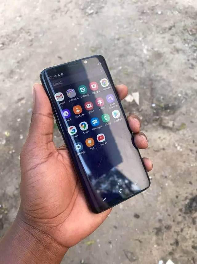 A picture of Samsung Galaxy s9 GB 64 6 Android 12 clean haina