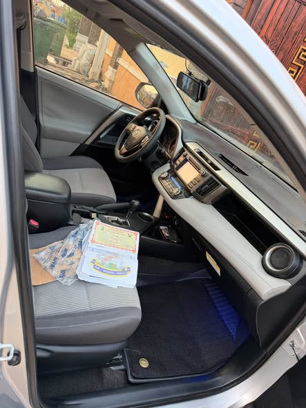 A picture of Toyota rav4 2013 XLE
