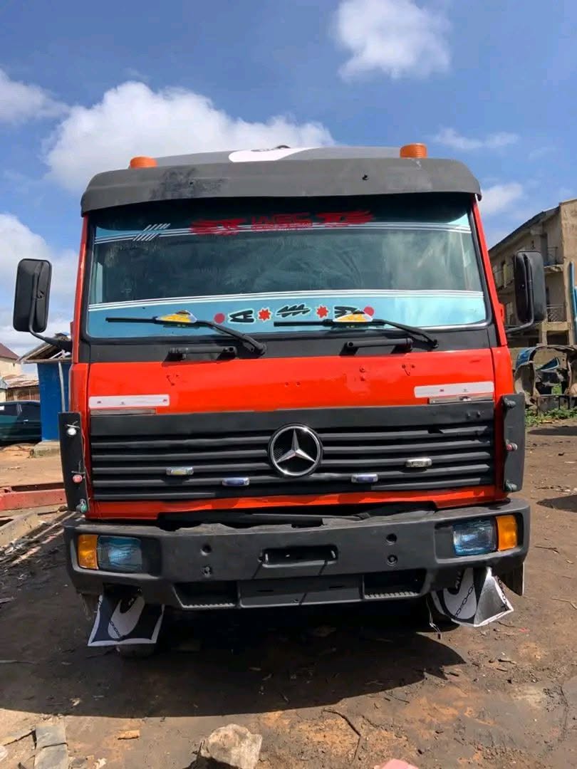 A picture of Mercedes truck 09014282164