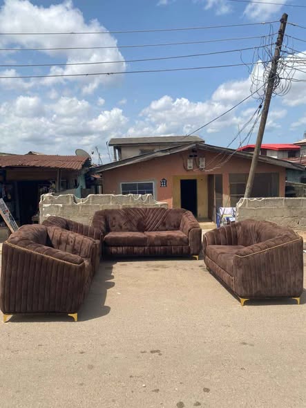 A picture of 7 seater chair