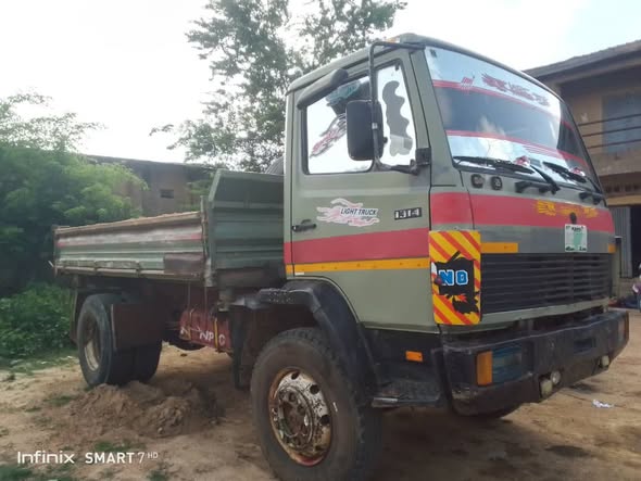A picture of Mercedes tipper 08051869878