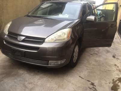 A picture of Toyota Sienna 2005