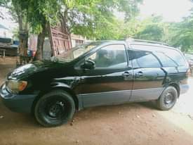 A picture of 2001 TOYOTA Sienna 4