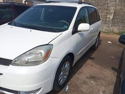 A picture of Toyota sienna 2006