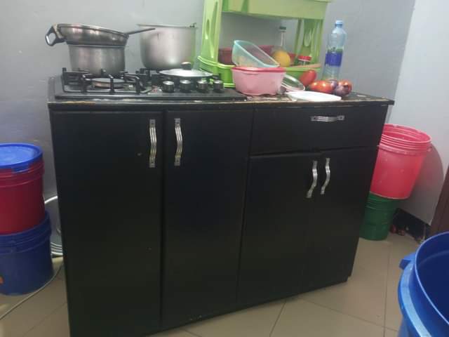 A picture of Mbezi Mwisho 0767479806 JIKO la gesi lenye kabati la milango