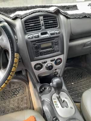 A picture of Clean 2004 Hyundai Santa Fe Registered Leather