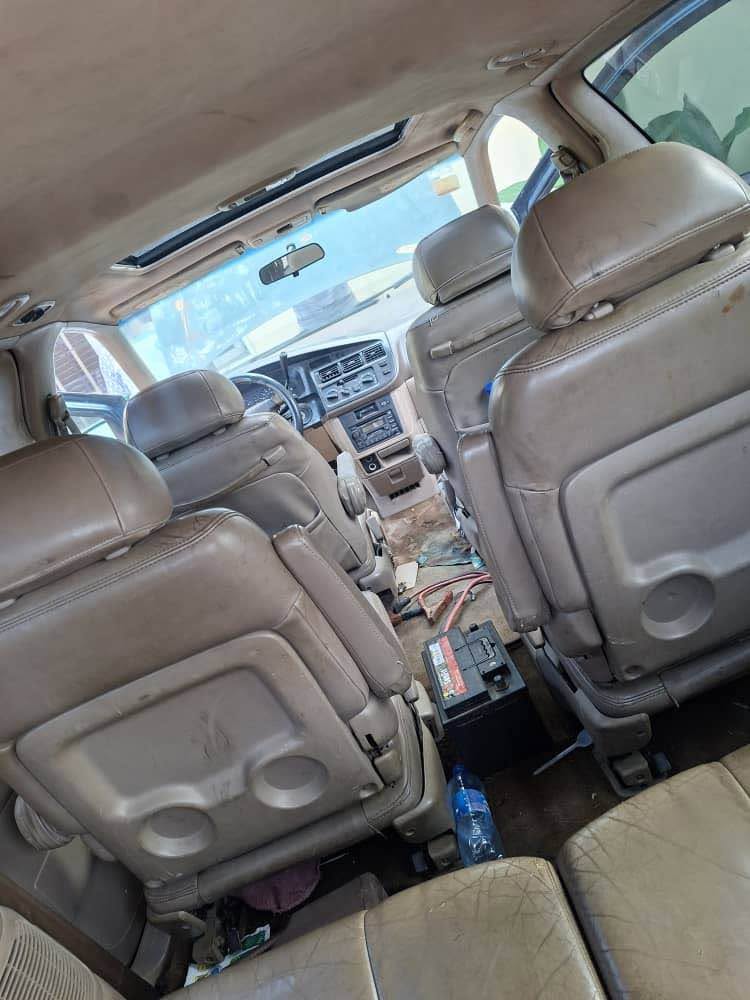 A picture of Toyota sienna 2000 2 1m