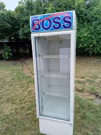 A picture of Boss display fridge Lita 400 Linapooza sanaaa Bei 480000 Pigaa