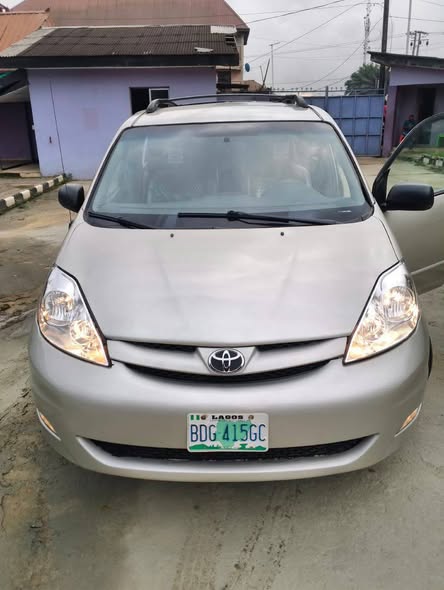 A picture of Few months Used Mint 2006 Toyota Sienna PRICE 6 5m