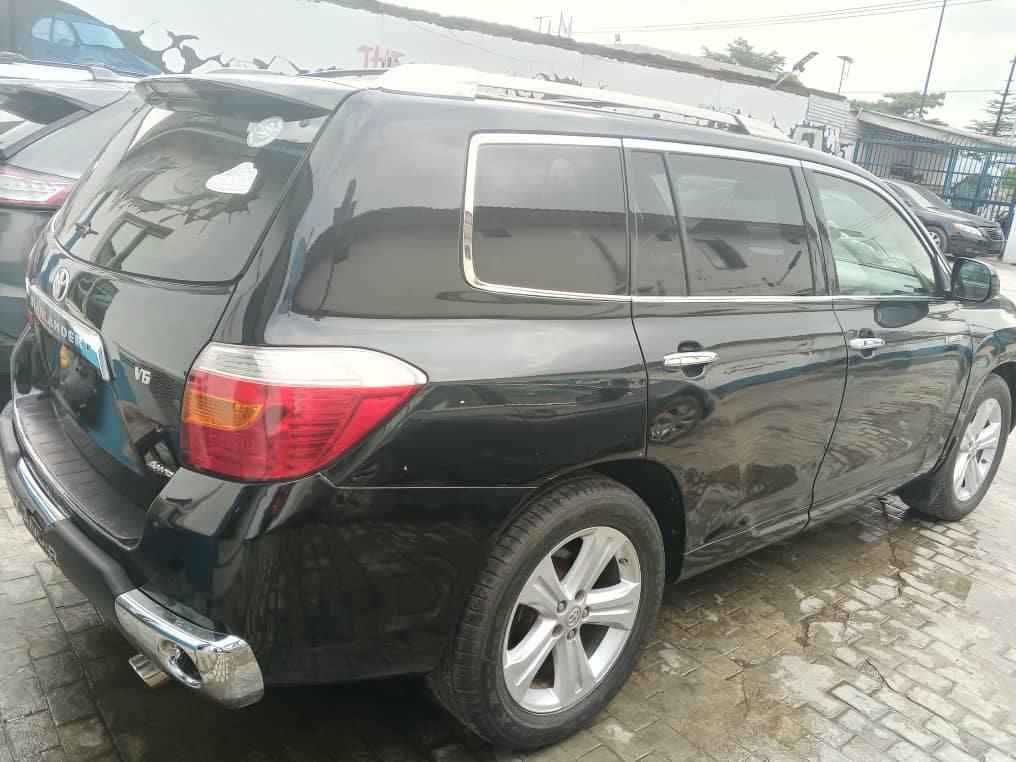 A picture of Toyota Highlander 08 limited edition tokubo standard buy and drive