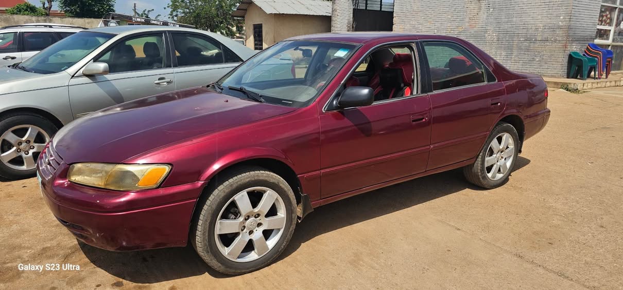 A picture of TOYOTA CAMRY 2000
