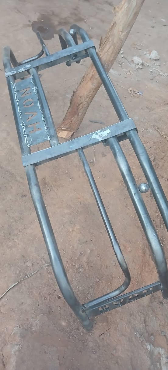 A picture of Toyota Noah fabricated guards