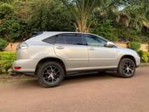 A picture of Toyota Harrier Model 2006 Engine 2 4cc Price 43M 0709788048