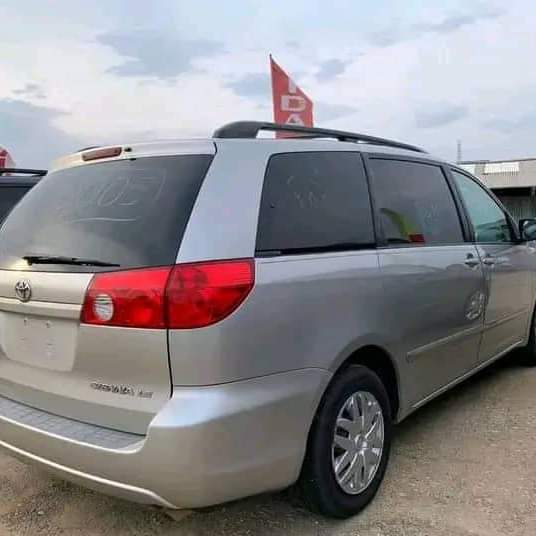 A picture of Toyota Sienna 2004