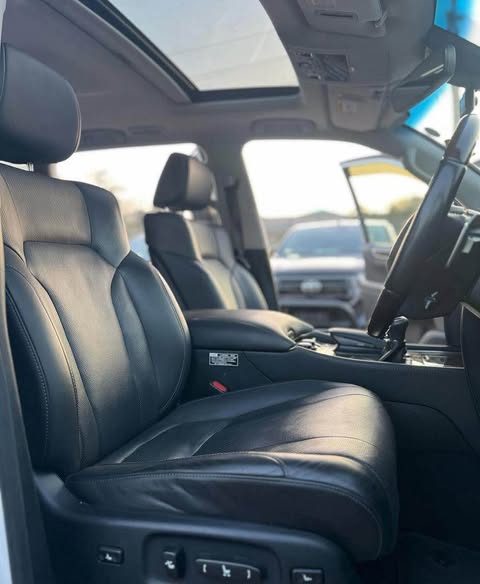 A picture of Lexus LX5700709446672 0765424123