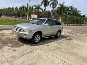 A picture of TOYOTA HIGHLANDER SLIGHTLY USED 2005 MODEL FIRST BODY WITH ORIGINAL