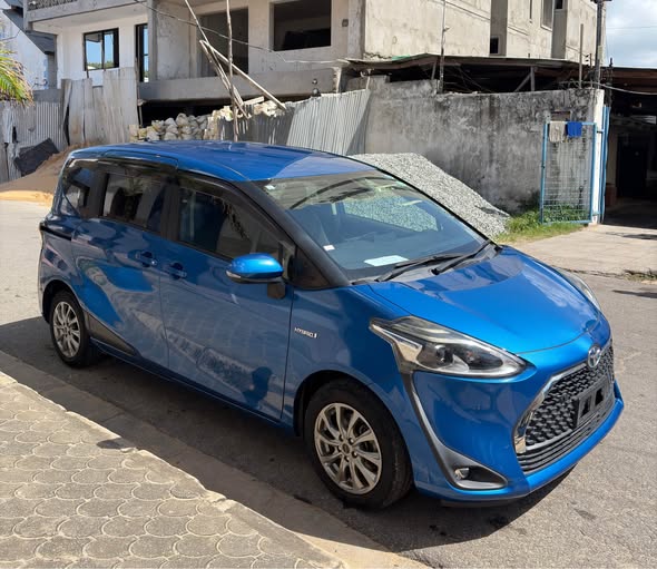 A picture of Toyota Sienta Hybrid 2019
