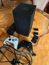 A picture of XBOX SERIES X. 2Controllers 12 games installed