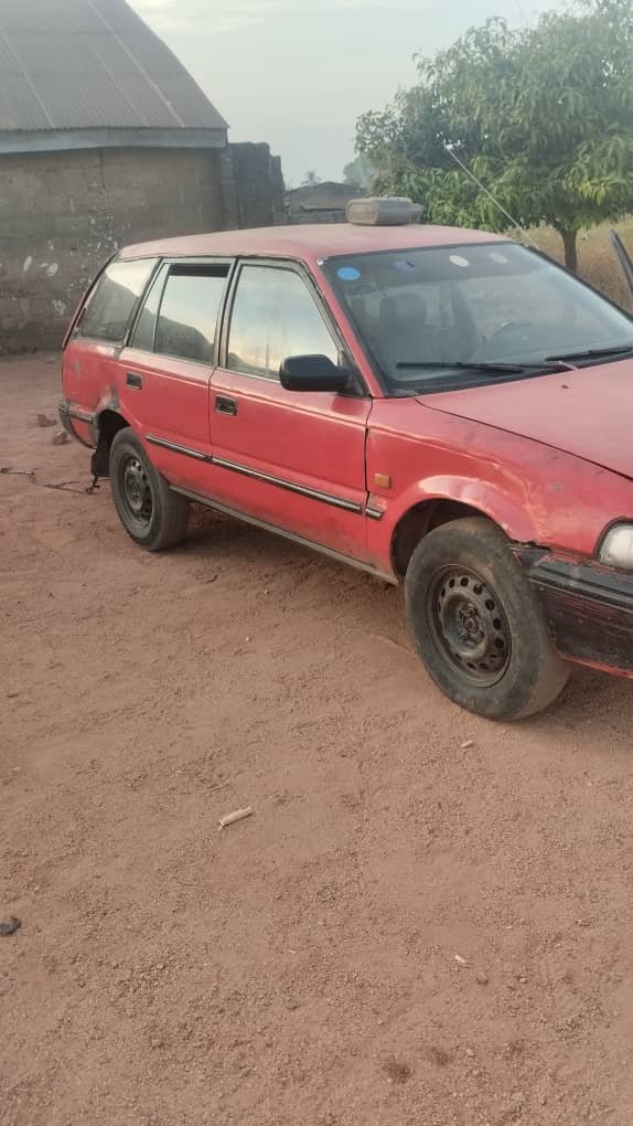 A picture of 1998 Toyota corolla old model