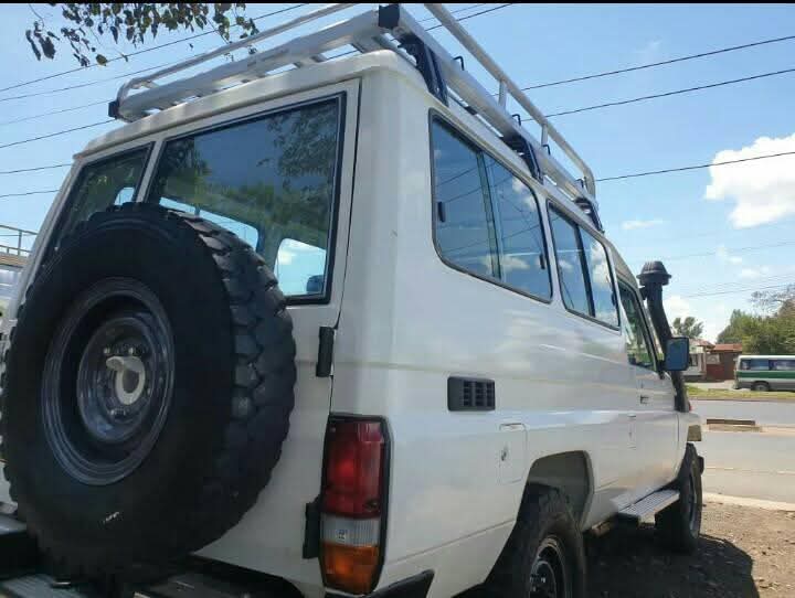 A picture of 2002 TOYOTA LAND cruiser 1 hz engine