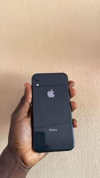 A picture of iPhone XR working perfectly with receipt
