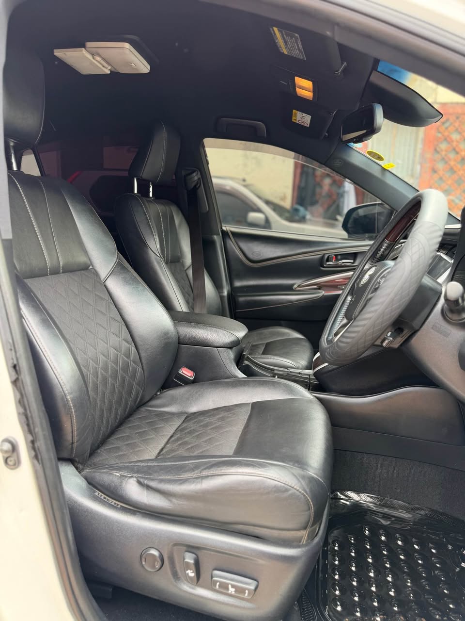 A picture of Toyota Harrier 2016