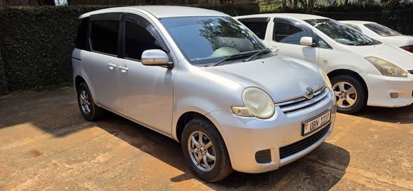 A picture of Toyota Sienta 2008 model Indian Used and Well maintained Car