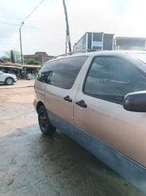A picture of First body Toyota sienna 02