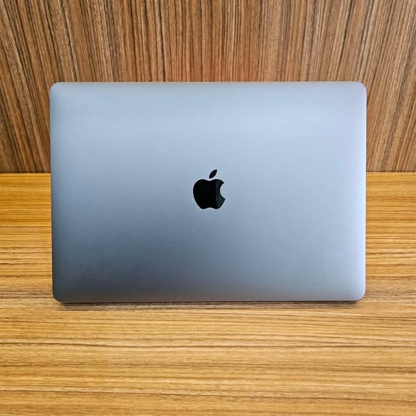 A picture of Macbook pro 2017 Touch bar Ram 8GB Ssd 256GB Smooth