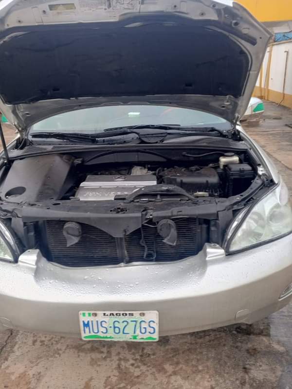A picture of Rx 330 in Owerri buy and drive engine gear perfect