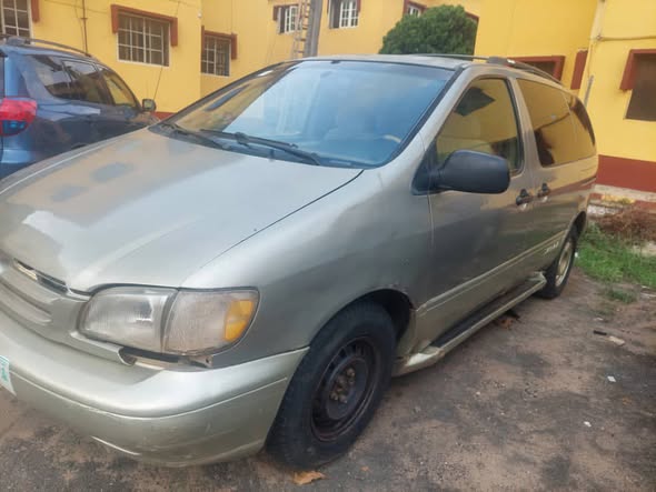 A picture of Toyota Sienna 2001