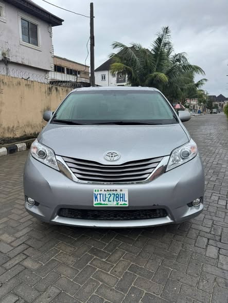 A picture of TOYOTA SIENNA XLE 2015