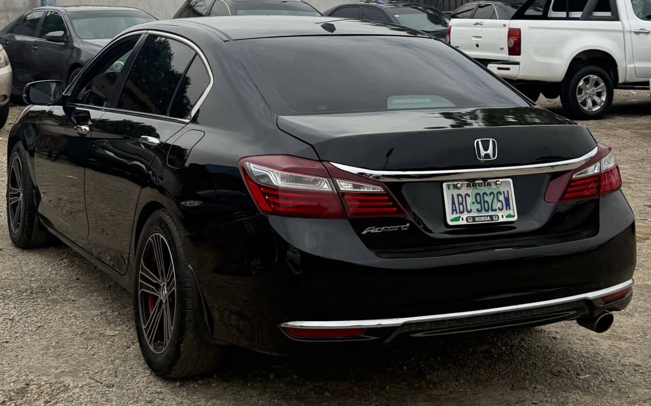 A picture of Honda Accord 2016
