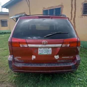 A picture of Toyota sienna 2006 with gear box issue nd need body