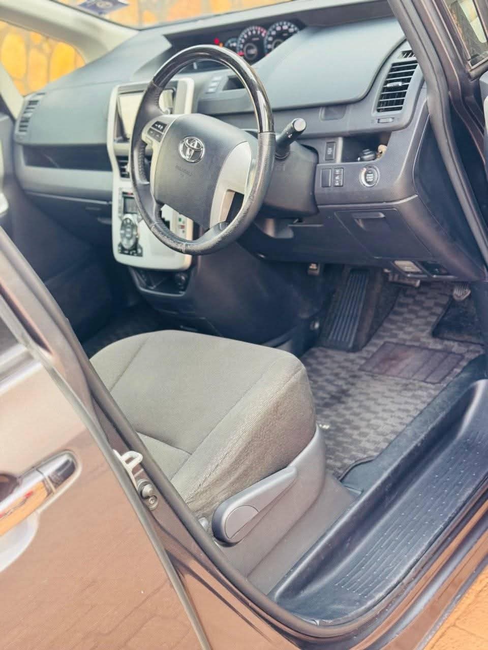A picture of 2012 Toyota noah toyota