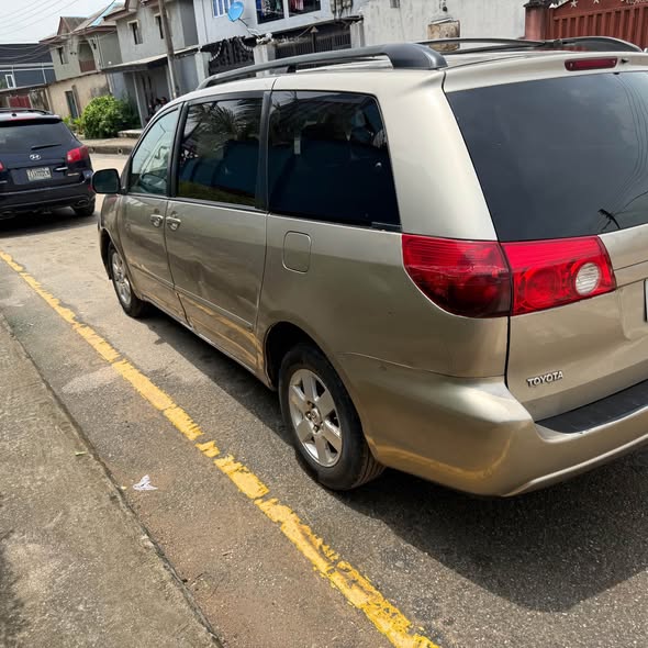A picture of Toks Standard Toyota Sienna 2007model Going for 5 5m