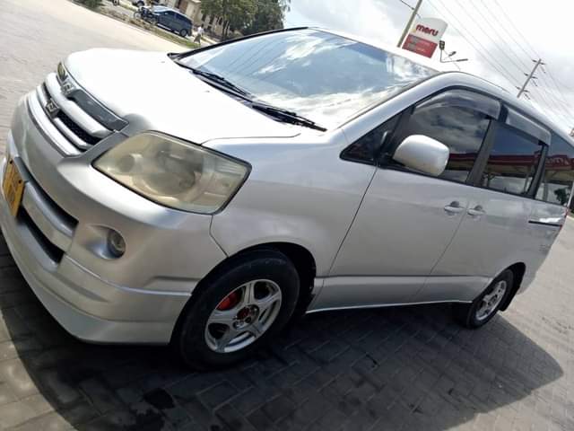 A picture of TOYOTA NOAH