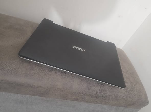 A picture of touscreen slim laptop Asus core i3