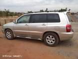A picture of Toyota Highlander is available with good condition engine and gear