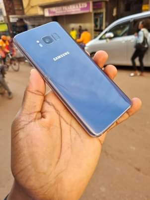 A picture of Samsung Galaxy S8 simple crackes two simu cards